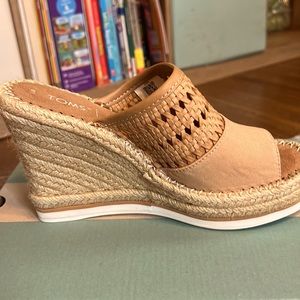 NWT Toms wedge